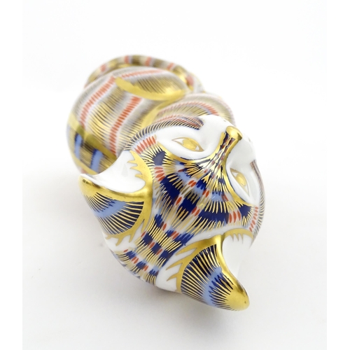 107 - A Royal Crown Derby paperweight modelled as a seated cat. Marked under. Boxed. Approx. 5 1/2