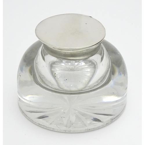 266 - A glass inkwell with silver lid hallmarked London 1901, maker Holland, Aldwinckle & Slater. Approx. ... 