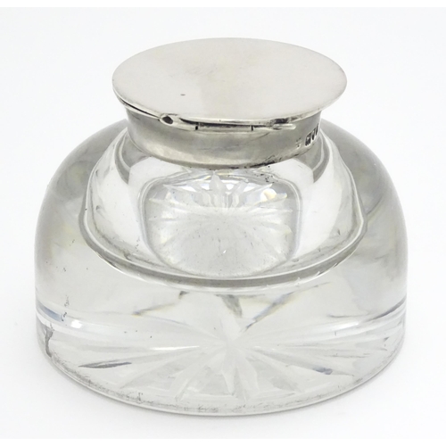 266 - A glass inkwell with silver lid hallmarked London 1901, maker Holland, Aldwinckle & Slater. Approx. ... 