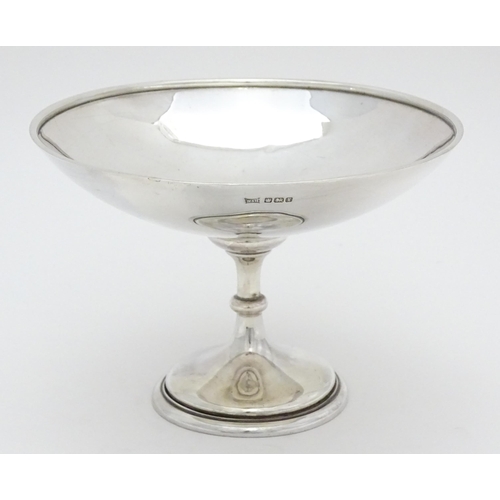 282 - A silver pedestal dish hallmarked Sheffield 1915, maker Walker & Hall. Approx. 4