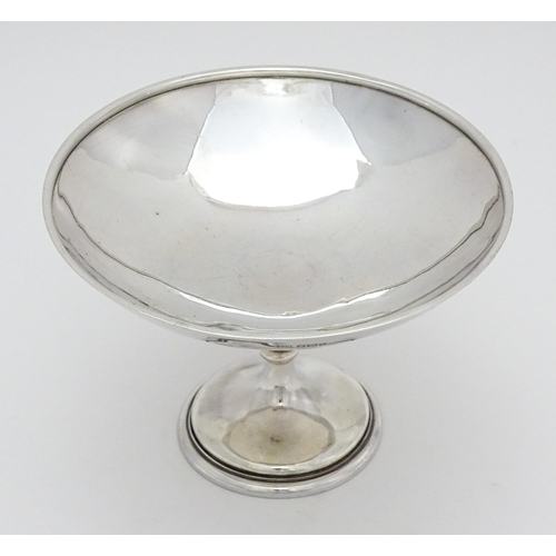 282 - A silver pedestal dish hallmarked Sheffield 1915, maker Walker & Hall. Approx. 4