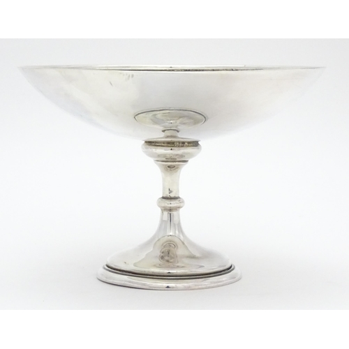 282 - A silver pedestal dish hallmarked Sheffield 1915, maker Walker & Hall. Approx. 4