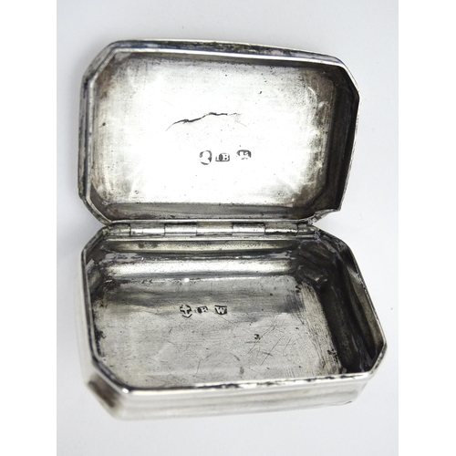 323 - A George IV silver snuff box with engraved decoration hallmarked Birmingham 1820, maker Thomas Bettr... 