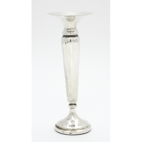 372 - A silver spill vase hallmarked Birmingham 1913. Approx. 5 1/2