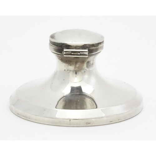 386 - A silver inkwell of capstan form hallmarked Birmingham 1920. Approx. 3