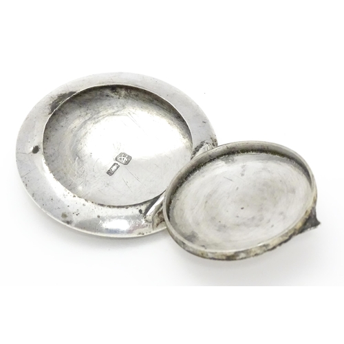 391 - A Chinese Export silver powder compact, maker WH90, with Oriental character mark. Maker possibly Wan... 