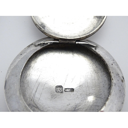 391 - A Chinese Export silver powder compact, maker WH90, with Oriental character mark. Maker possibly Wan... 