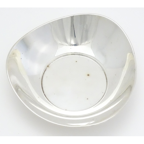 400 - An American Modernist sterling silver bowl by Gorham Manufacturing Co. Approx. 5 3/42 wide (Approx. ... 