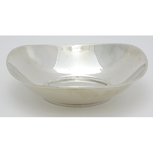 400 - An American Modernist sterling silver bowl by Gorham Manufacturing Co. Approx. 5 3/42 wide (Approx. ... 