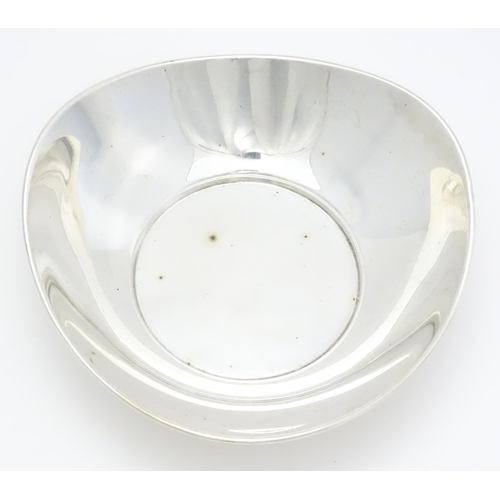 400 - An American Modernist sterling silver bowl by Gorham Manufacturing Co. Approx. 5 3/42 wide (Approx. ... 