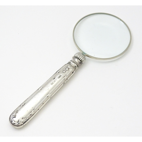 362 - A silver handled magnifying glass. Approx. 5 1/2