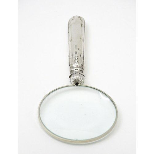 362 - A silver handled magnifying glass. Approx. 5 1/2