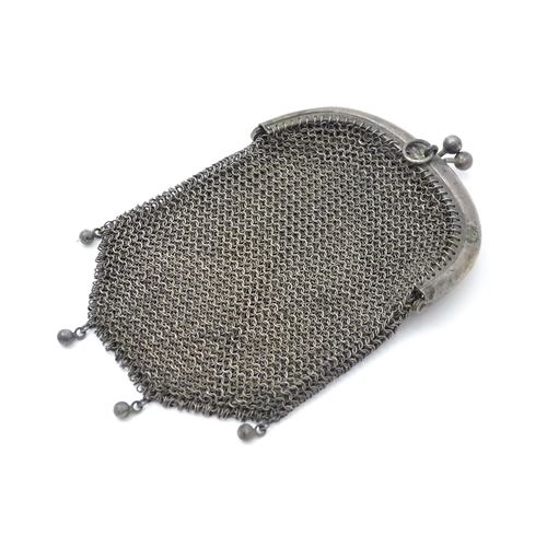 252 - A late 19thC / early 20thC ladies silver plate purse with 2-sectionl interior. Approx 4 3/4