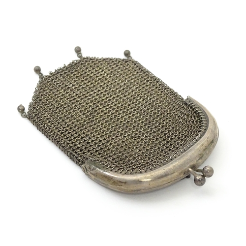 252 - A late 19thC / early 20thC ladies silver plate purse with 2-sectionl interior. Approx 4 3/4