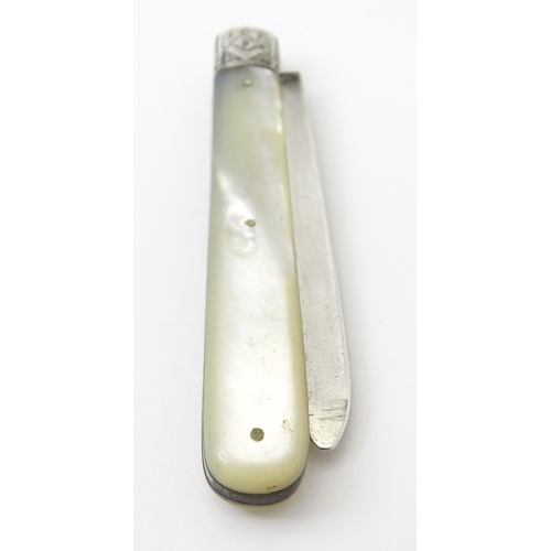 275 - A Victorian silver folding fruit knife with mother of pearl handle, hallmarked Sheffield 1895, maker... 