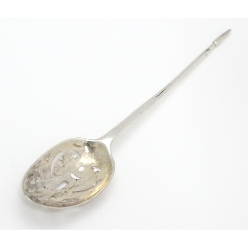 354 - An 18thC silver mote spoon, indistinctly marked. Approx. 5