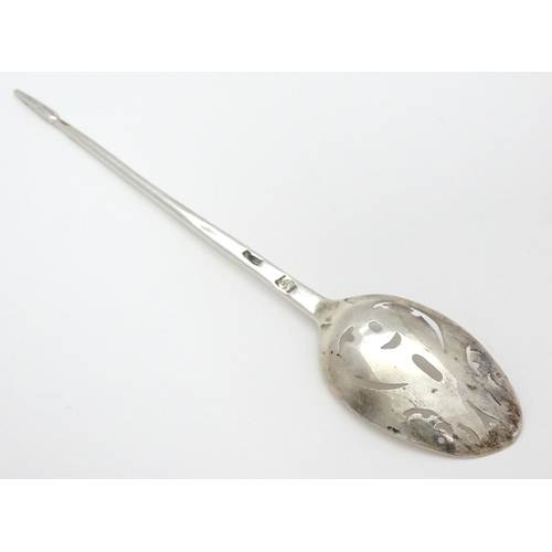 354 - An 18thC silver mote spoon, indistinctly marked. Approx. 5