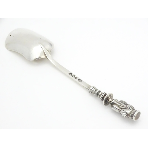 370 - A Victorian silver sugar shovel / spoon with handle with figural detail, hallmarked Sheffield 1895, ... 