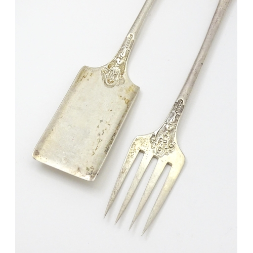 371 - A pair of Victorian silver servers, hallmarked London 1883, maker Martin, Hall & Co. Approx. 7 1/4