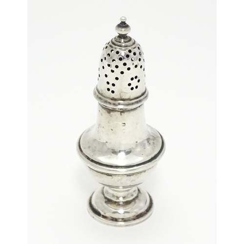 269 - A silver pepperette hallmarked Birmingham 1908, maker I. S. Greenberg & Co. Approx. 3 1/2