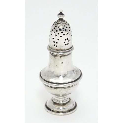 269 - A silver pepperette hallmarked Birmingham 1908, maker I. S. Greenberg & Co. Approx. 3 1/2