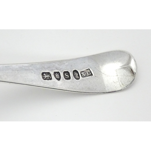 374 - A George III silver Old English pattern spoon hallmarked London 1973, maker Samuel Davenport. Approx... 