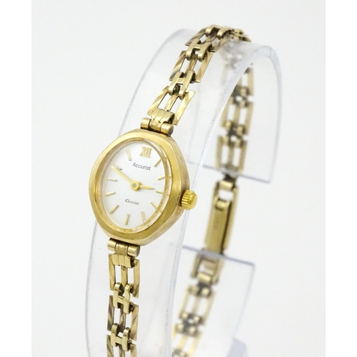 811 - A 9ct gold cased ladies Accurist wristwatch with 9ct gold strap, and instruction / guarantee booklet... 