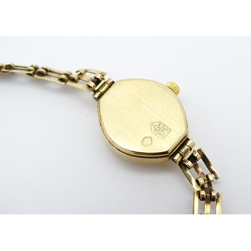 811 - A 9ct gold cased ladies Accurist wristwatch with 9ct gold strap, and instruction / guarantee booklet... 