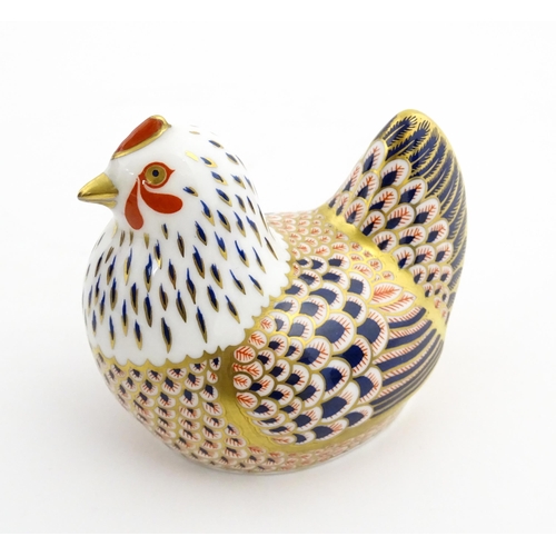 116 - A Royal Crown Derby paperweight modelled as a chicken. Marked under. Boxed. Approx. 4