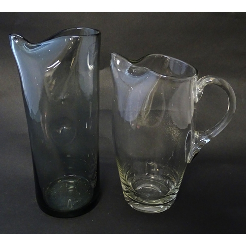 211 - A clear glass lemonade jug together with a mid-century smoke glass dimple jug. Tallest approx 10