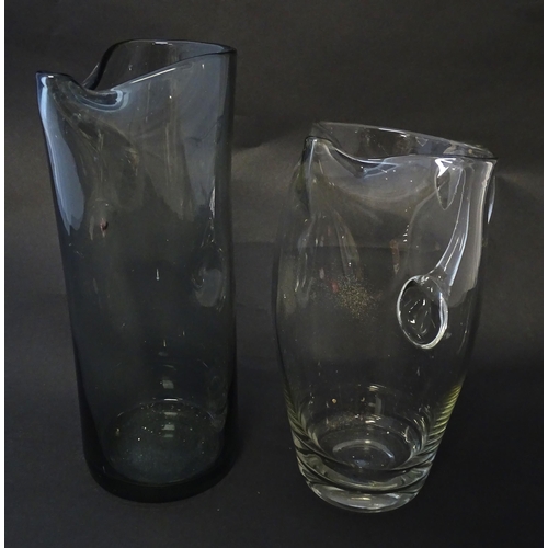 211 - A clear glass lemonade jug together with a mid-century smoke glass dimple jug. Tallest approx 10