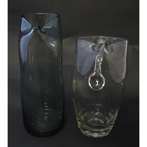 211 - A clear glass lemonade jug together with a mid-century smoke glass dimple jug. Tallest approx 10