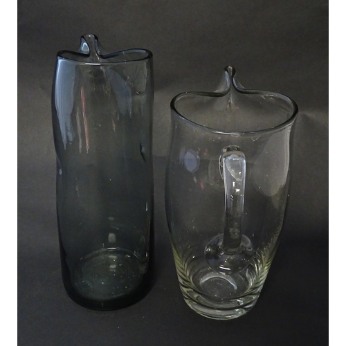 211 - A clear glass lemonade jug together with a mid-century smoke glass dimple jug. Tallest approx 10