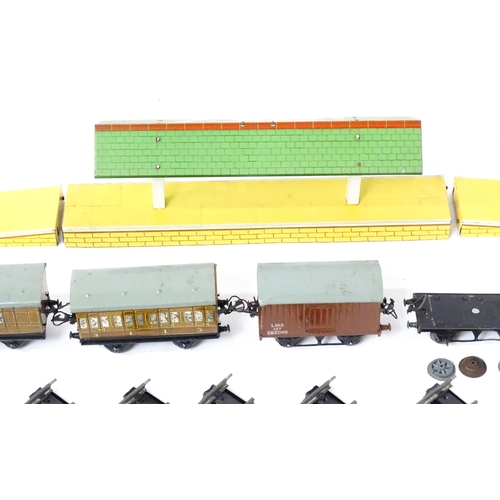 1297 - Toys - Model Train / Railway Interest : A quantity of Hornby tin plate O gauge railway items to incl... 