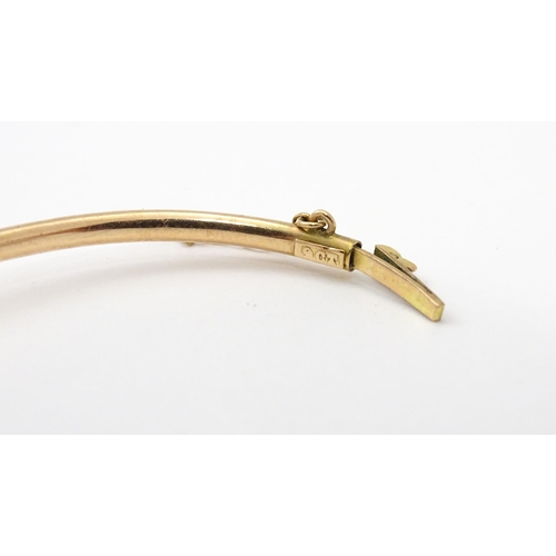 591 - A Victorian 9ct gold bracelet of bangle form set with seed pearls (Approx. 7.5g)