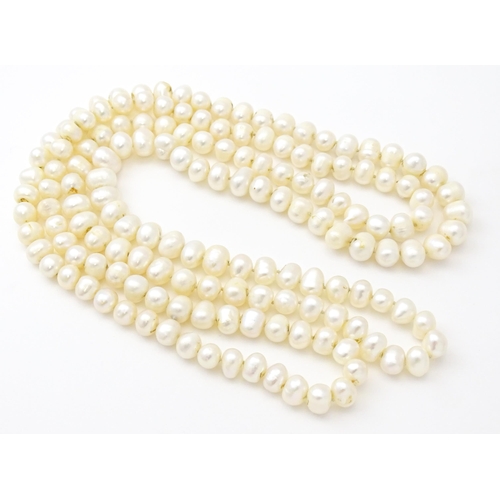 718 - A freshwater pearl necklace. Approx. 48