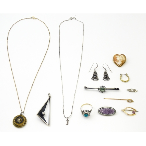 736 - A quantity of assorted jewellery to include some silver and gold examples.