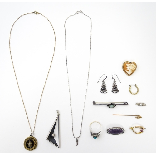 736 - A quantity of assorted jewellery to include some silver and gold examples.