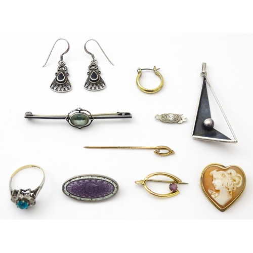 736 - A quantity of assorted jewellery to include some silver and gold examples.