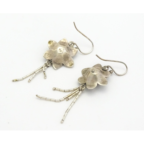 741 - A quantity of assorted silver and white metal drop earrings. (Approx 9 pairs))