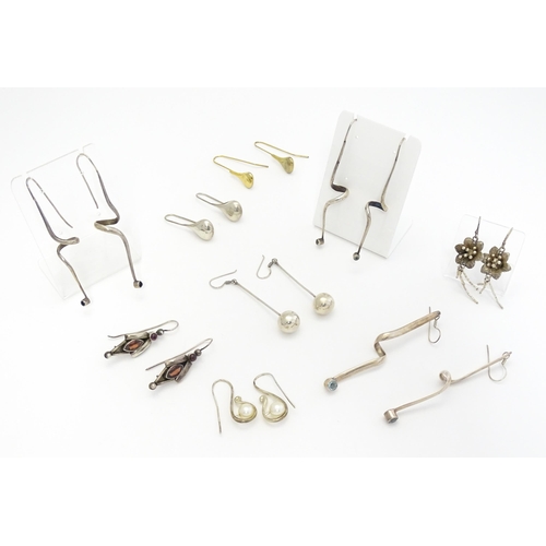 741 - A quantity of assorted silver and white metal drop earrings. (Approx 9 pairs))