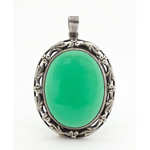 746 - A silver pendant set with green cabochon. Approx. 1 3/4