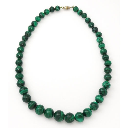 747 - A malachite graduated bead necklace. Approx 18