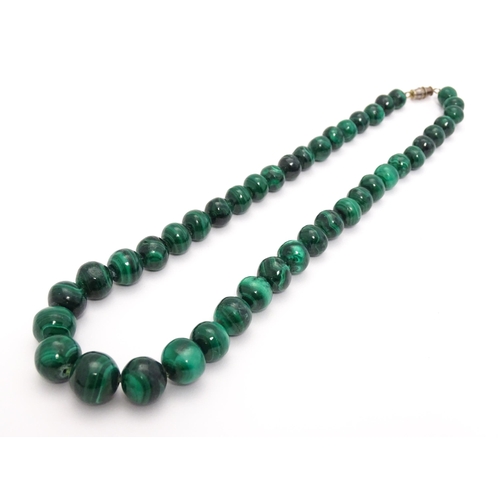 747 - A malachite graduated bead necklace. Approx 18