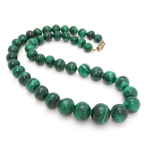 747 - A malachite graduated bead necklace. Approx 18