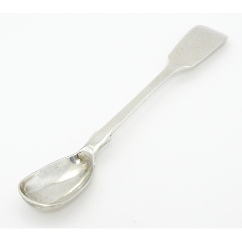 352 - A Victorian silver fiddle pattern mustard spoon. Hallmarked London 1856 maker Chawner & Co. Approx 5... 