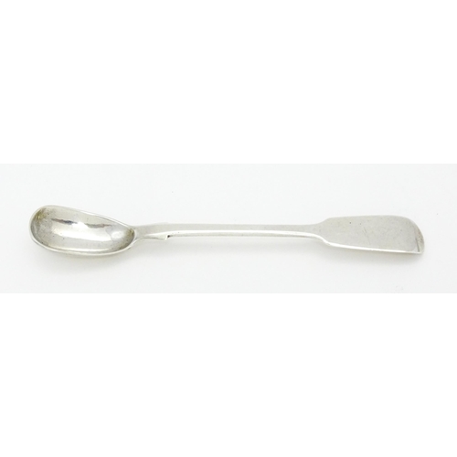 352 - A Victorian silver fiddle pattern mustard spoon. Hallmarked London 1856 maker Chawner & Co. Approx 5... 