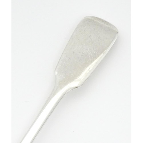 352 - A Victorian silver fiddle pattern mustard spoon. Hallmarked London 1856 maker Chawner & Co. Approx 5... 