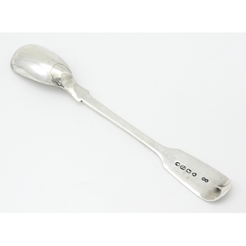 352 - A Victorian silver fiddle pattern mustard spoon. Hallmarked London 1856 maker Chawner & Co. Approx 5... 