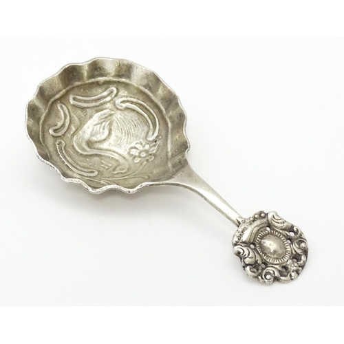 399 - A Continental silver caddy spoon with swan decoration to bowl. Marked Sterling. Approx 3 1/2